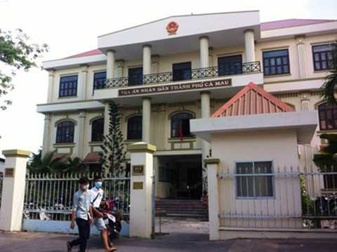 Trụ sở TAND thành phố Cà Mau- nơi diễn ra phiên tòa công khai nhưng được giữ khá kín với giới truyền thông Trụ sở TAND thành phố Cà Mau- nơi diễn ra phiên tòa công khai nhưng được giữ khá kín với giới truyền thông
