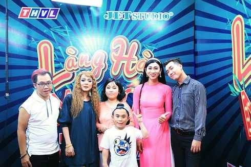 Vũ Hà giả gái trong tiểu phẩm của đội Sáng Rực.