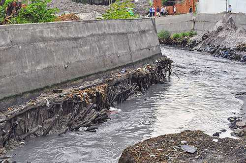 Khoảng 10 mét kè bị xô lệch khỏi vị trí, nứt gãy.