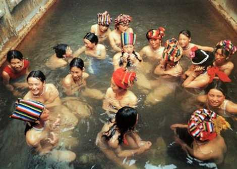 Hồ Lulu, nơi nam nữ người Mosuo tự do tắm chung.