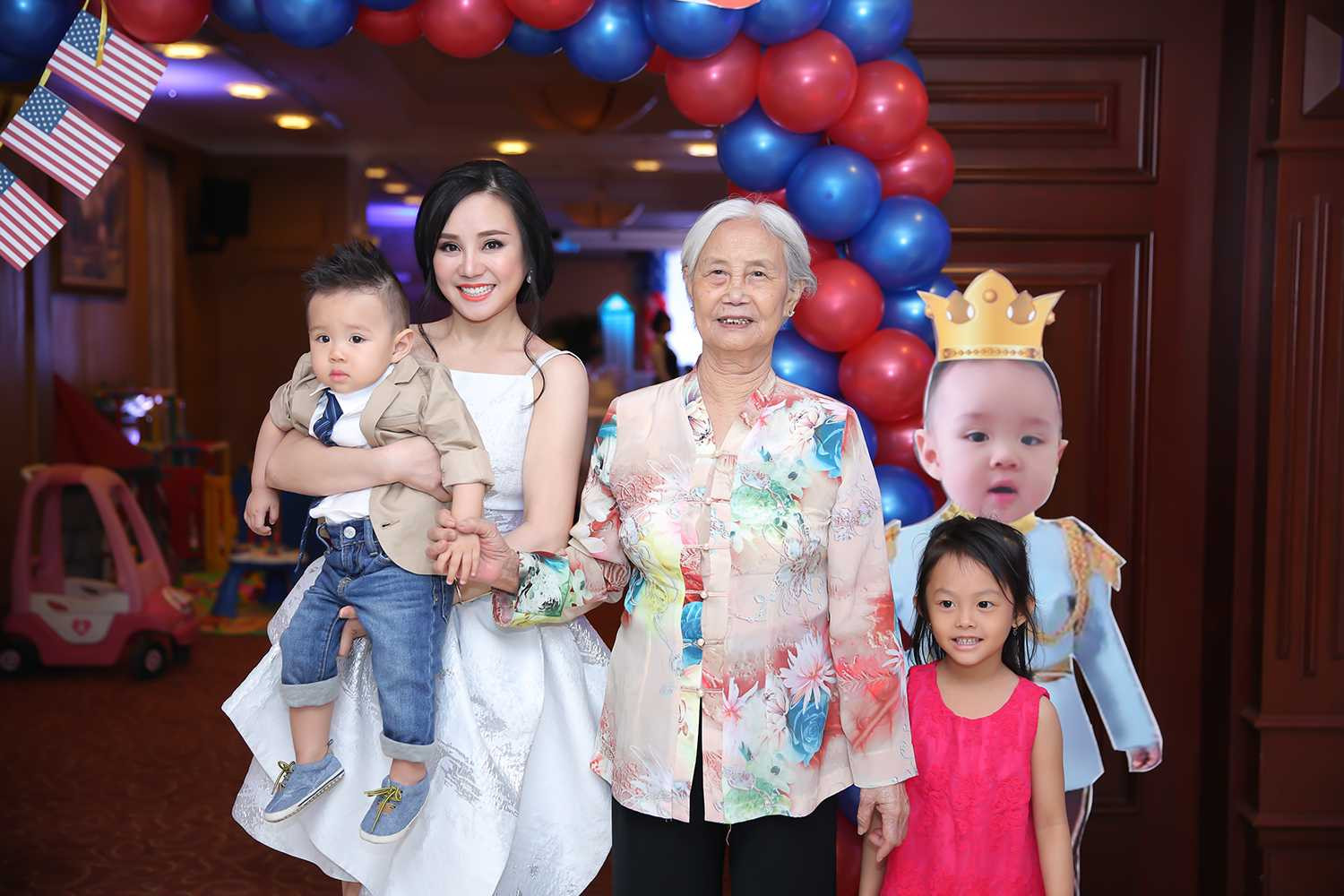 Vy Oanh tổ chức tiệc thôi nôi hoành tráng cho con trai