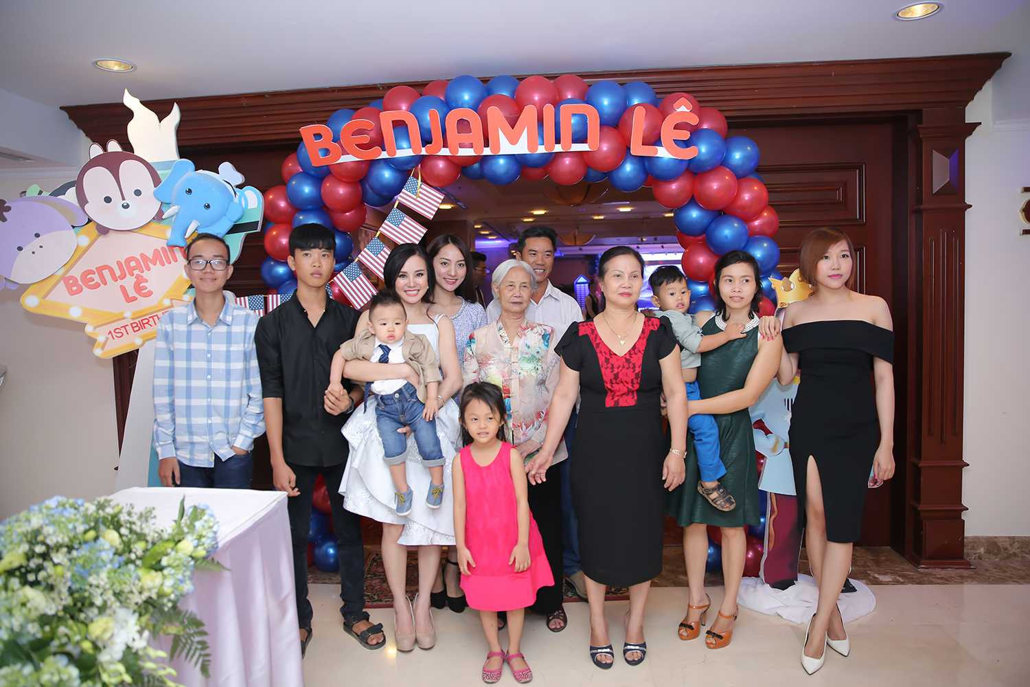 Vy Oanh tổ chức tiệc thôi nôi hoành tráng cho con trai