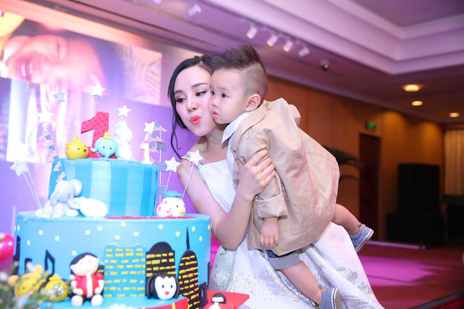 Vy Oanh tổ chức tiệc thôi nôi hoành tráng cho con trai