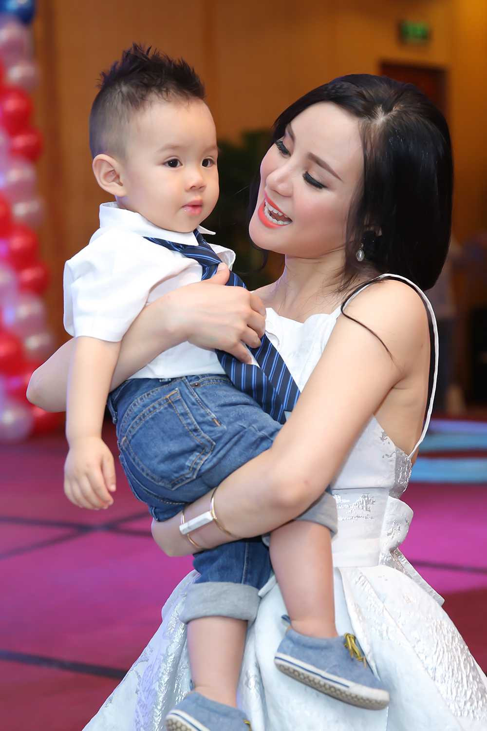 Vy Oanh tổ chức tiệc thôi nôi hoành tráng cho con trai