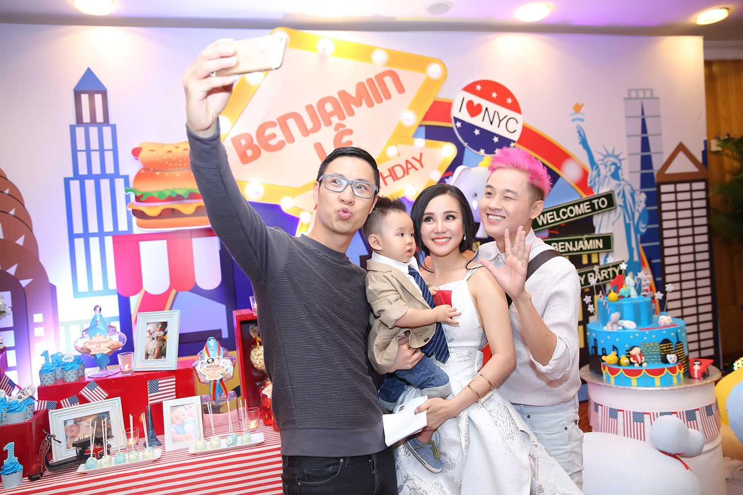 Vy Oanh tổ chức tiệc thôi nôi hoành tráng cho con trai