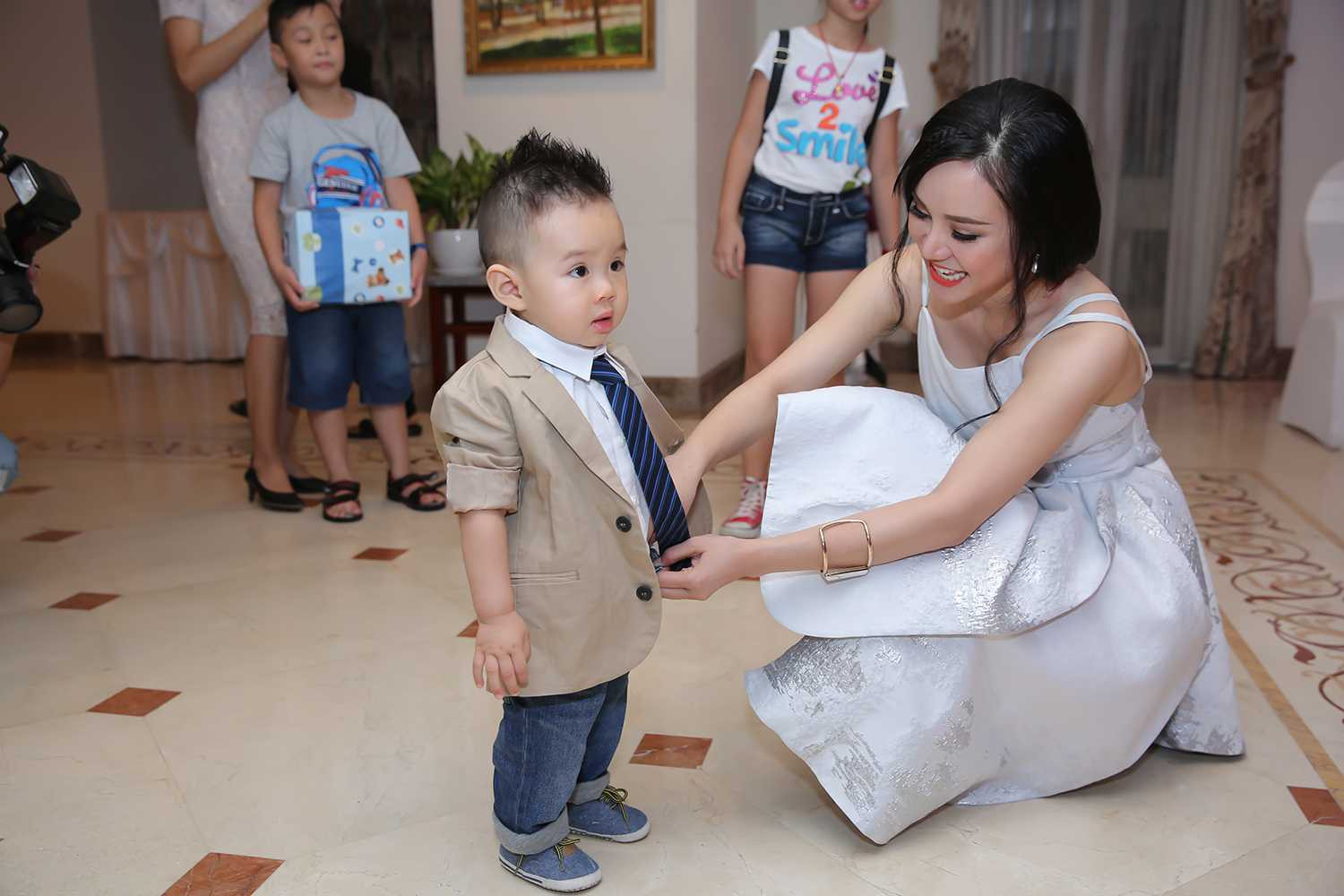 Vy Oanh tổ chức tiệc thôi nôi hoành tráng cho con trai