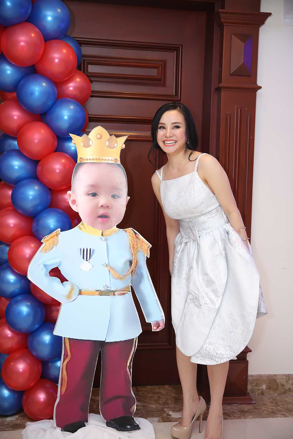 Vy Oanh tổ chức tiệc thôi nôi hoành tráng cho con trai