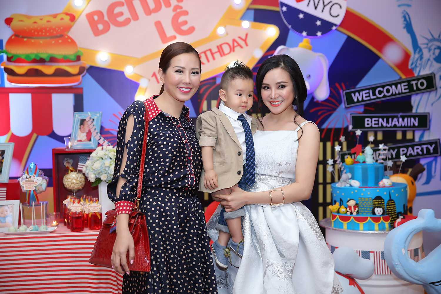 Vy Oanh tổ chức tiệc thôi nôi hoành tráng cho con trai