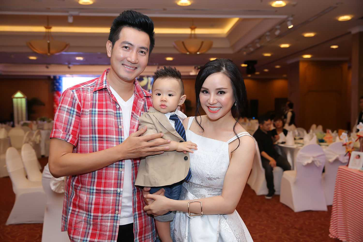 Vy Oanh tổ chức tiệc thôi nôi hoành tráng cho con trai