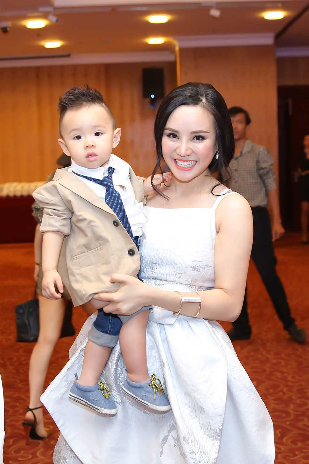 Vy Oanh tổ chức tiệc thôi nôi hoành tráng cho con trai