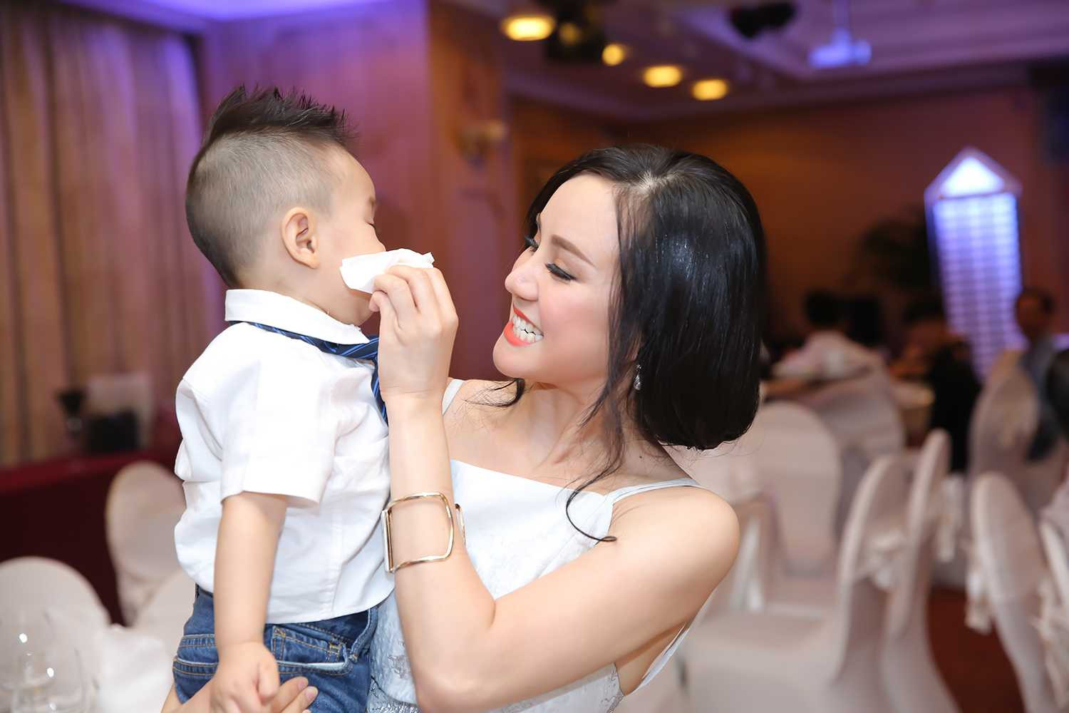 Vy Oanh tổ chức tiệc thôi nôi hoành tráng cho con trai