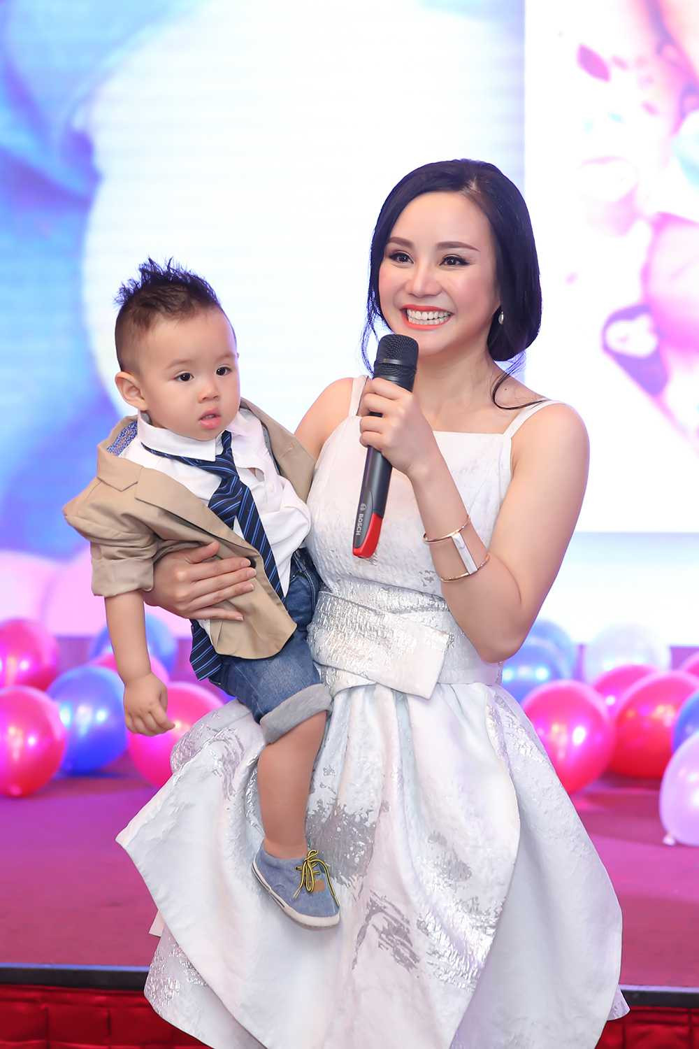 Vy Oanh tổ chức tiệc thôi nôi hoành tráng cho con trai