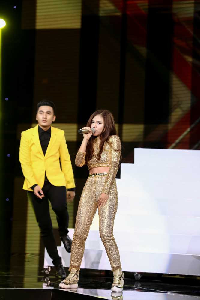 X-Factor: Hot girl 'chân dài như Hà Hồ, hát hay như Mỹ Tâm' gây sốt