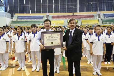 Tổ chức kỷ lục Việt Nam trao Bằng xác lập kỷ lục số lượng người cao tuổi và trung niên đồng diễn dưỡng sinh đông nhất cho Vinamilk