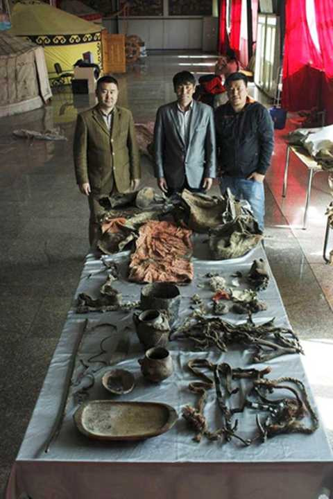 Những đồ vật được tìm thấy cùng với xác ướp Những đồ vật được tìm thấy cùng với xác ướp