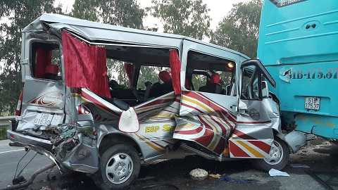 Chiếc xe du lịch biến dạng sau vụ tai nạn liên hoàn