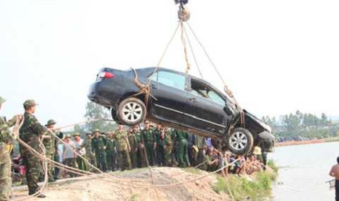 Hiện trường xe gặp nạn được cẩu dưới hồ lên