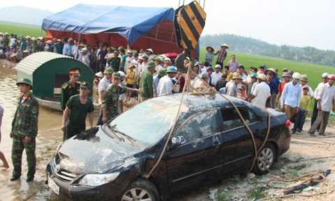 Chiếc xe sau khi được cẩu lên bờ đã hư hỏng