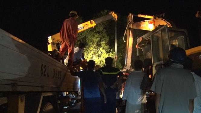 Xe chở công nhân bị lật, 19 người thương vong