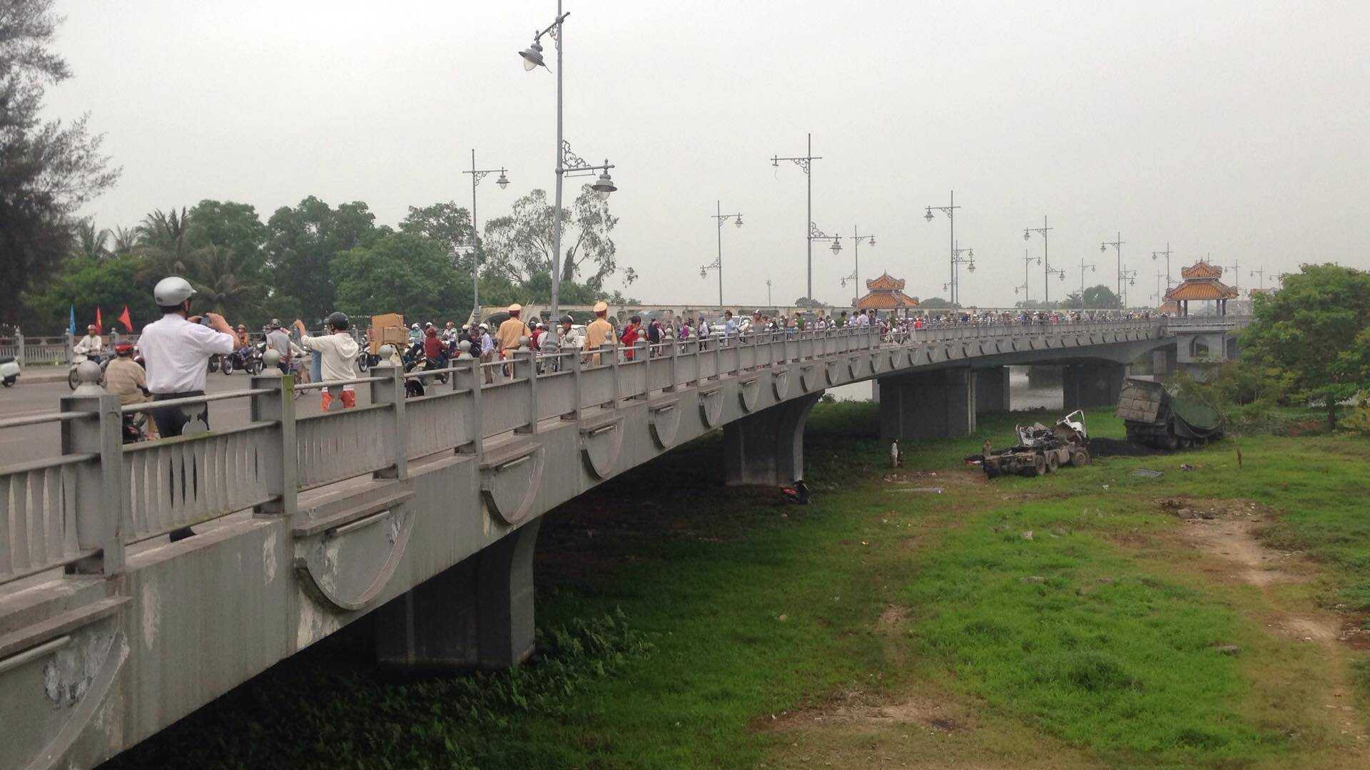 Xe đầu kéo cày nát một đoạn thành cầu trước khi lao xuống sông.