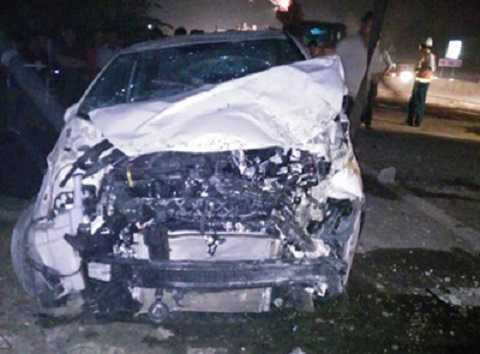 Ô tô bị biến dạng, nát bét Ô tô bị biến dạng, nát bét