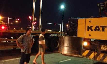 Khối thép 45 tấn rơi xuống đường, người dân một phen khiếp đảm. Ảnh: Thanh Trần