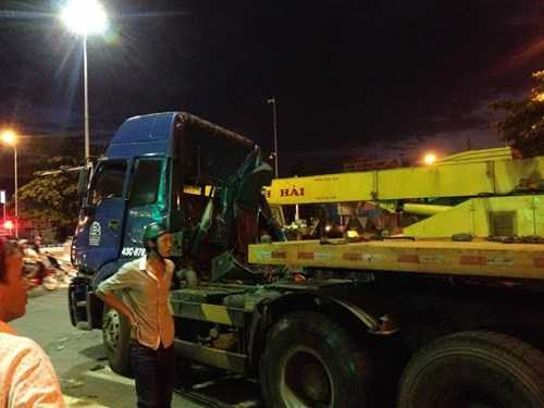 Cabin xe đầu kéo bị bánh thép va vào biến dạng. Ảnh: Thanh Trần.