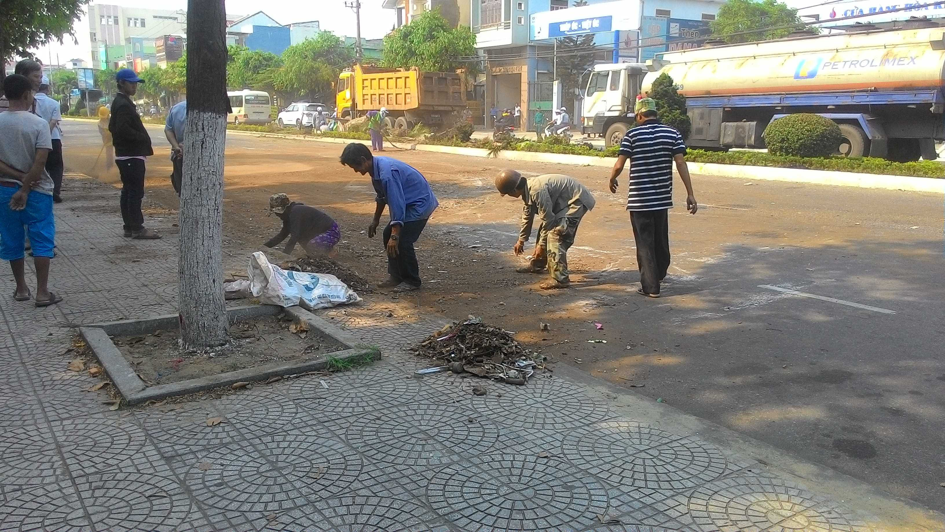 Đến hơn 9h ngày 15/4 công tác thu dọn hiện trường mới hoàn tất.