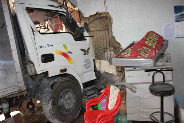 Chiếc xe điên đâm 3 người thương nặng, một nhà dân sụp đổ