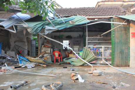 Ngôi nhà bị xe tải đâm sập đổ