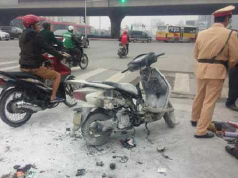 Chiếc xe Lead bị bốc cháy khi đi trên đường Chiếc xe Lead bị bốc cháy khi đi trên đường