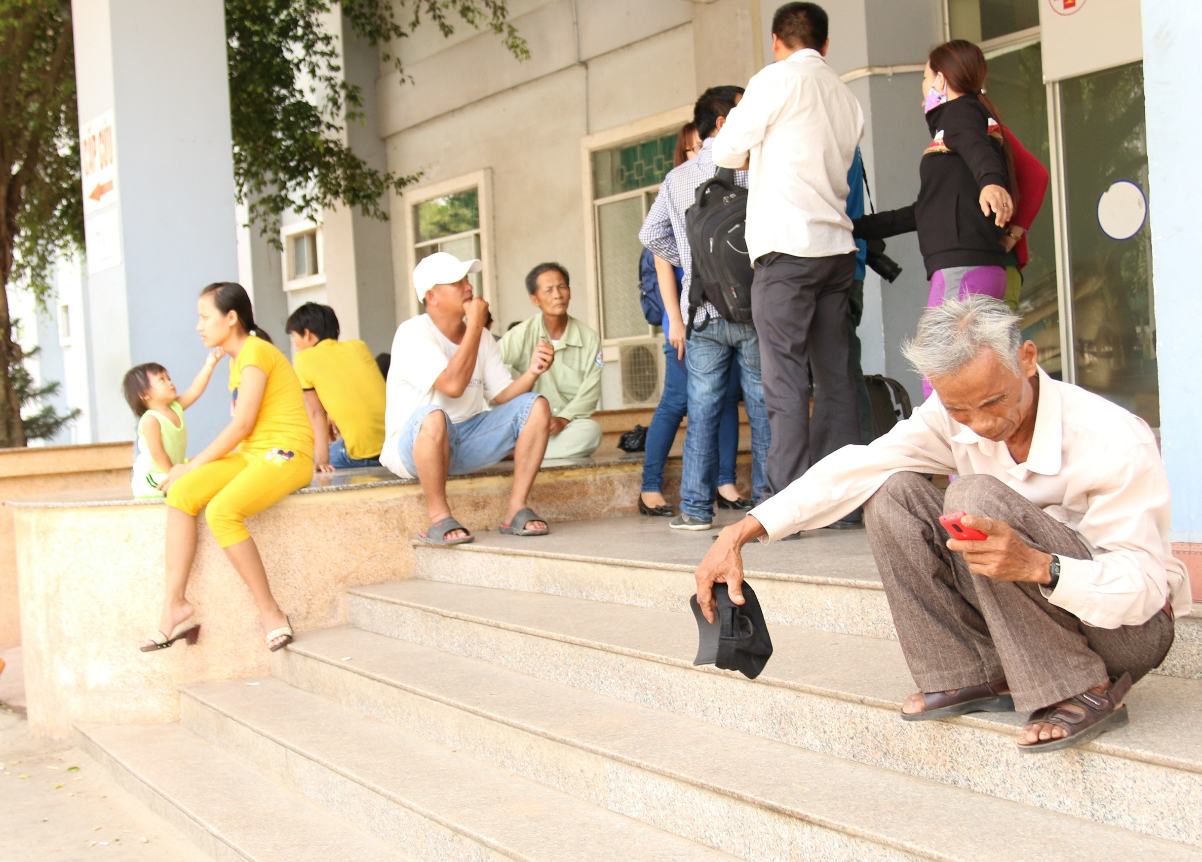 3. Người nhà các nạn nhân trước khoa cấp cứu bệnh viện đa khoa Quảng Ngãi.