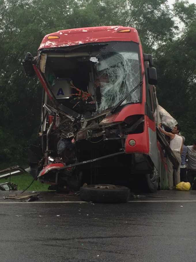 Xe khách đối đầu xe tải, 2 người thương vong, hàng chục người hoảng loạn