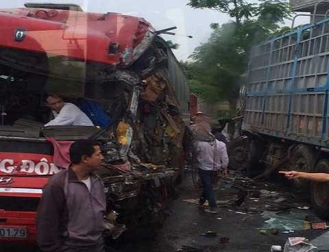 Sau vụ tai nạn phần đầu xe khách bị bẹp dúm, biến dạng - Ảnh otofun