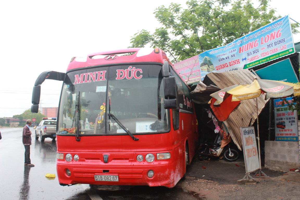 Chiếc xe khách giường nằm gây tai nạn.