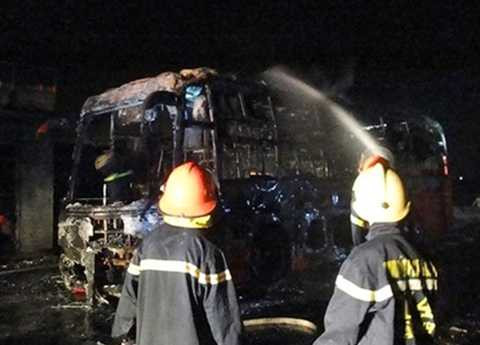 Chiếc xe bị cháy rụi - ảnh: vne.