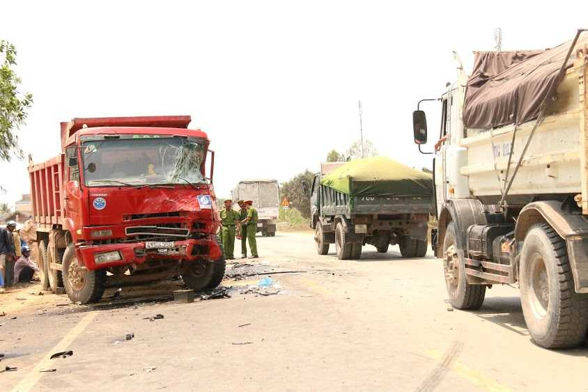 Hiện trường vụ tai nạn kinh hoàng khiến 11 người thương vong.