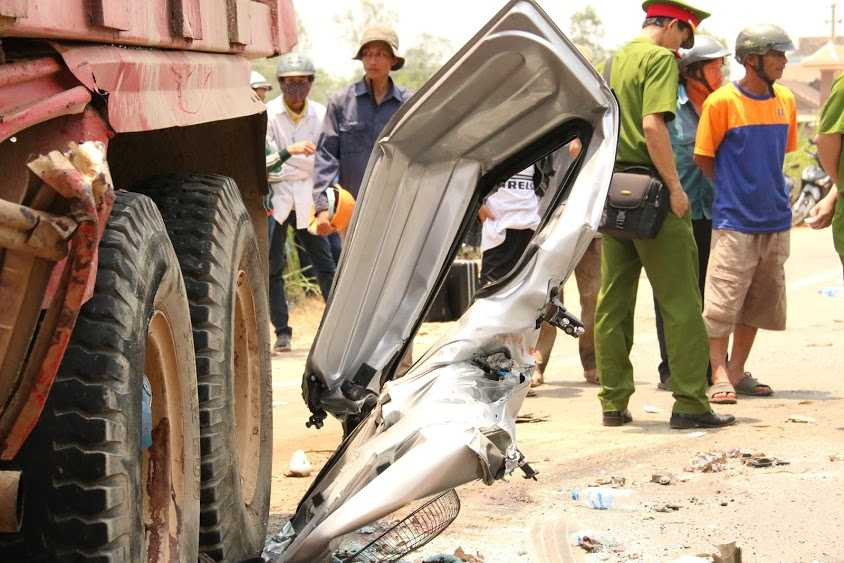 Những mảnh vỡ từ xe khách vẫn còn dính trên chiếc xe tải.