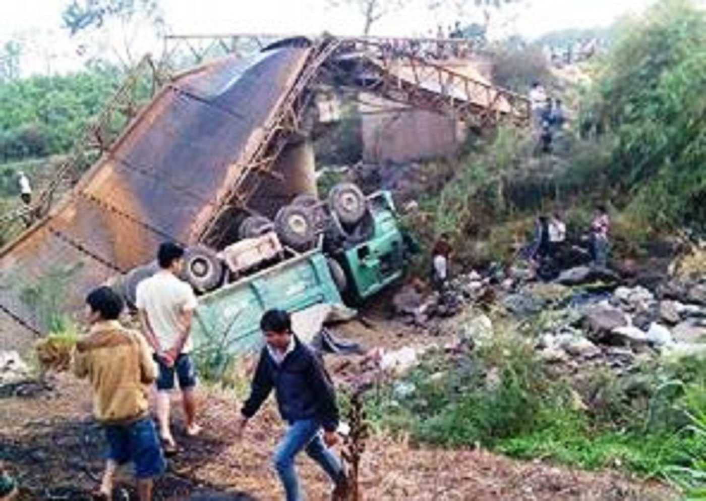 Chiếc cầu bị sập hoàn toàn, xe tải hư hỏng nặng, biện dạng. Rất may không có thiệt hại về người.