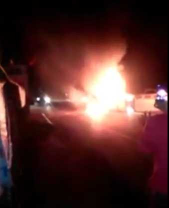 Hiện trường vụ cháy xe tải trong đêm