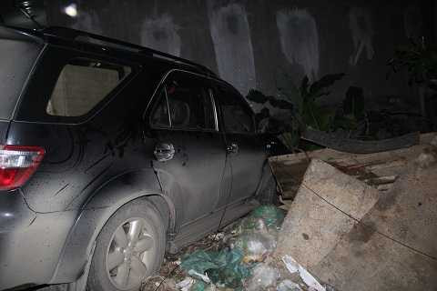 Xe Fortuner lao lên vỉa hè đâm vào tường nhà dân