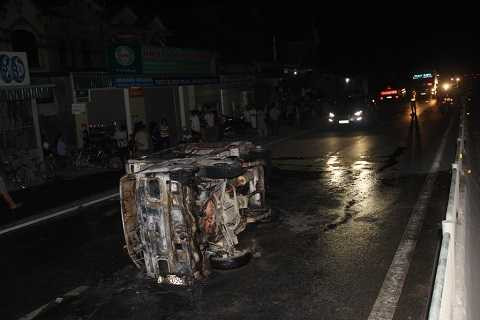 Lửa thiêu rụi xe tải còn bộ khung sắt