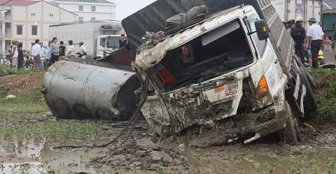 Đầu xe tải chở két đựng bia biến dạng