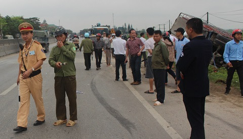 Vệt phanh xe cháy đường của xe chở két đựng bia