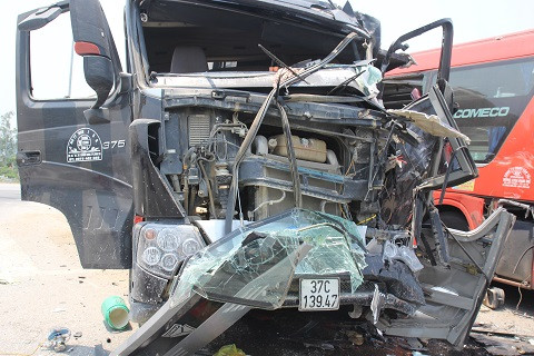 Xe tải nát bấn đầu, 2 người ngồi trong cabin bị thương phải nhập viện