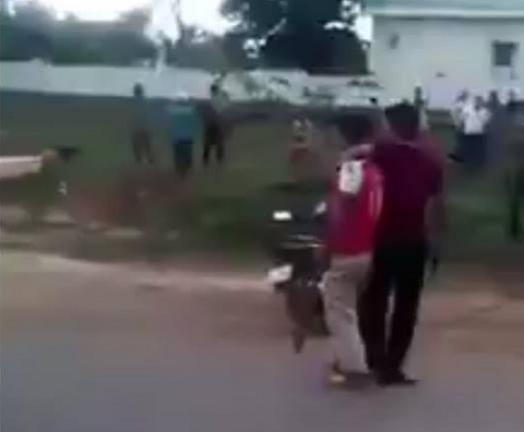 Lực lượng CSGT dùng súng bắn chỉ thiên nhưng đối tượng vẫn không bỏ hung khí xuống