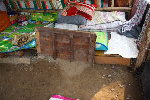 Nơi ngủ của bà chỉ là mấy tấm gỗ mục được bà nhặt từ bãi rác đưa về đem đặt nằm giữa đất để làm giường.