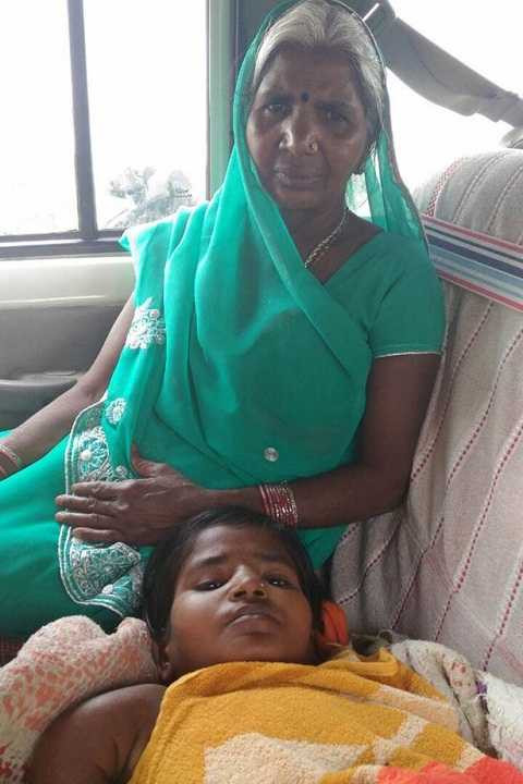 Kumari không thể đi lại được và phải để mẹ chăm sóc. Ảnh Mirror