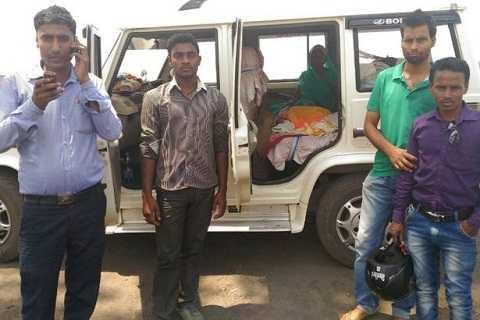 Gia đình cô phải dựa vào sự giúp đỡ của dân làng từ tiền bạc tới lịch hẹn các bác sĩ ở thành phố lớn.Ảnh Mirror