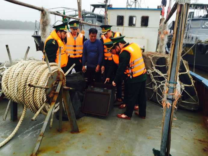 Kiểm tra, xử lý tàu vi phạm.